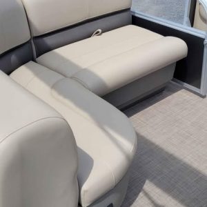 2022 SunTracker PB 18 DLX - Image 6