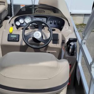 2022 SunTracker PB 18 DLX - Image 7